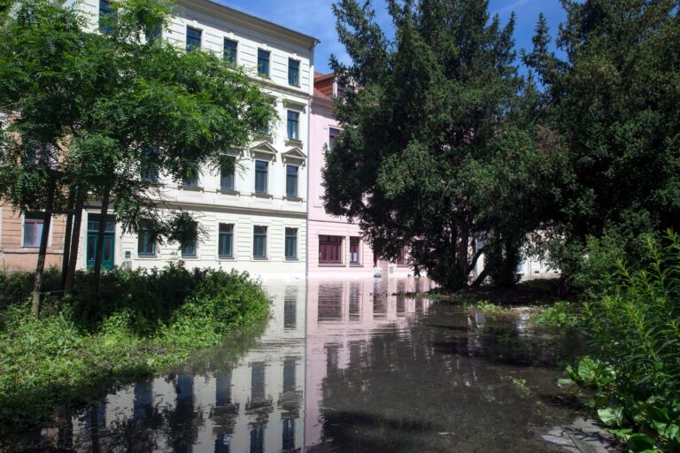 Does homeowners insurance cover flood damage?